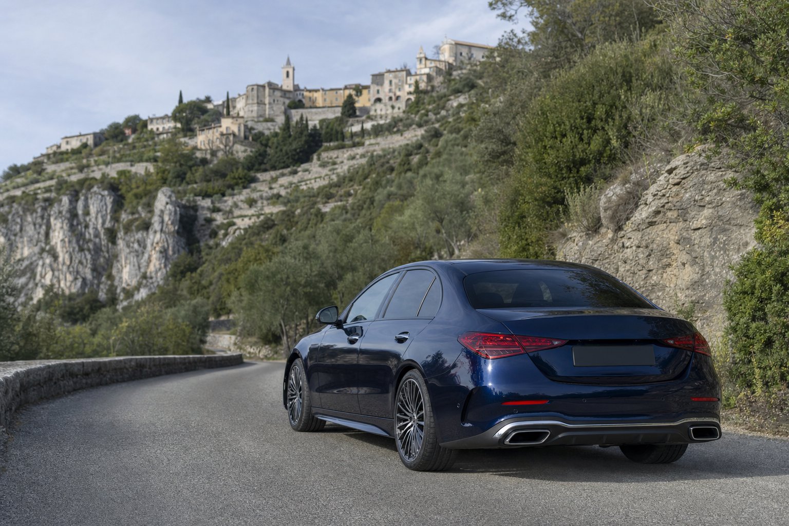 VTC vallées du Paillon — berline Mercedes bleu nuit sur une route en lacets de l'arrière-pays niçois entre Contes et L'Escarène